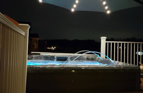 York House | Spacious 5 bedroom home with large deck and hot tub
