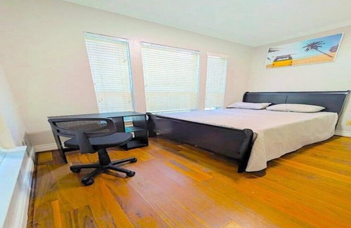Uvalde Hotel | Spacious 5-bedroom hotel in lovely Uvalde with WiFi, AC