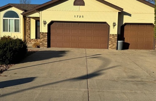 Moorhead House | Spacious 5-bedroom house in charming Moorhead with WiFi, AC , YouTube TV &more