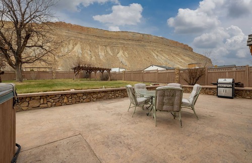 Palisade House | Spacious 5-bedroom house with WiFi, AC in charming Palisade