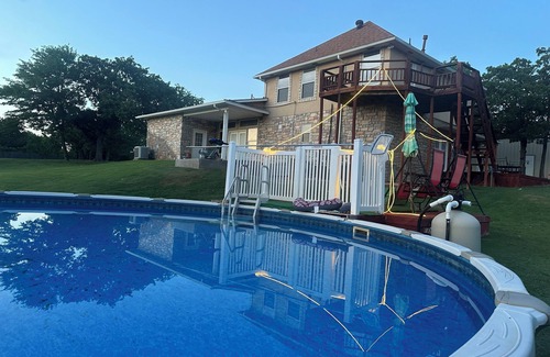 Guthrie House | Spacious 5-bedroom house with swimming pool and AC, WiFi in beautiful Guthrie.