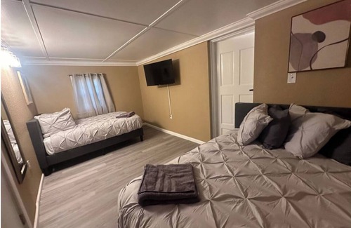 Midland House | Spacious 5-bedroom house in nice Midland with AC
