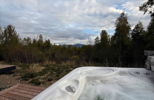 Wasilla House | Spacious 5-bedroom house w/Mountain views and Hot tub in Wasilla!