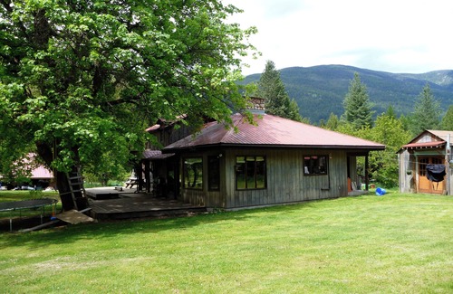 Winlaw House | Spacious 5-bedroom house in peaceful Winlaw with WiFi