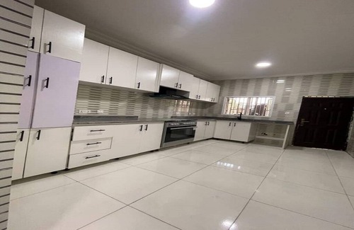 Ofin House | Spacious 5-bedroom house in serene Lagos with fitness room, AC