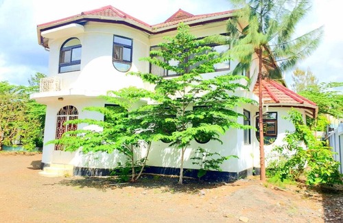 Arusha House | Spacious 5-bedroom House with free WiFi in Njiro, Arusha