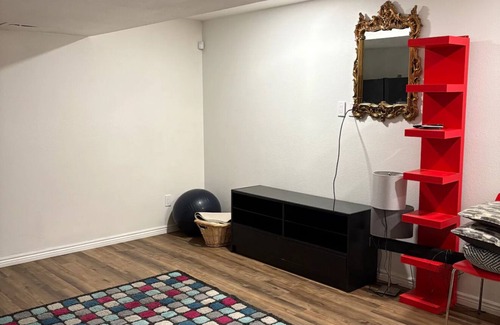 Aurora House | Spacious 5- bedroom house in peaceful Aurora with WiFi and AC