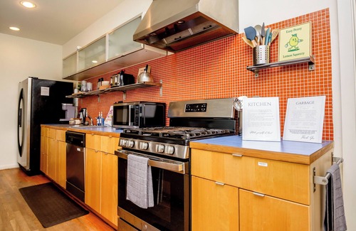 Hyde Park House | Spacious 5-Bedroom house in Austin w/WiFi, AC, attached baths, 10 mins from DT.