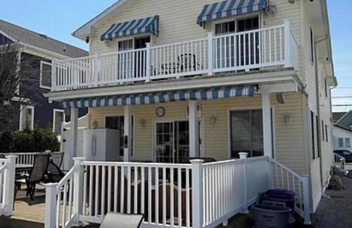 Lake Como House | Spacious 5-bedroom house in beautiful Belmar w/WiFi. 2 blocks from the beach!