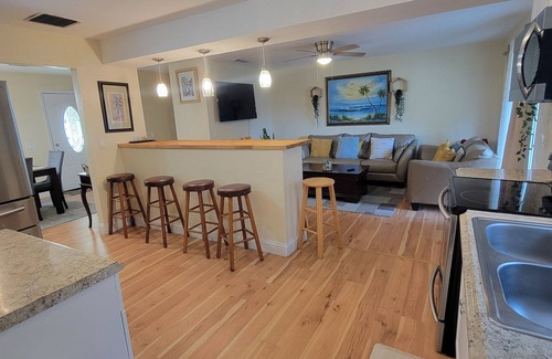 Cocoa House | Spacious 5-bedroom house Close to beaches and port in delightful Cocoa. n