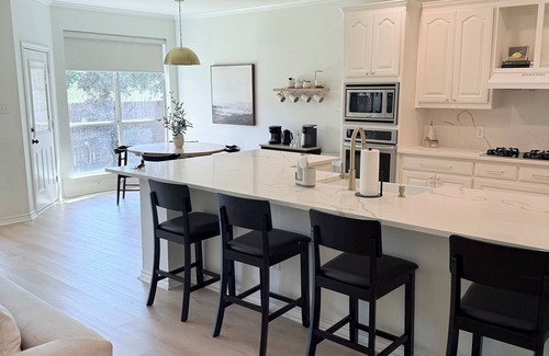 Hurst House | Spacious 5-bedroom house, SAFE and quiet neighborhood right next to the trail