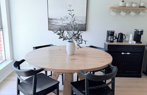 Hurst House | Spacious 5-bedroom house, SAFE and quiet neighborhood right next to the trail