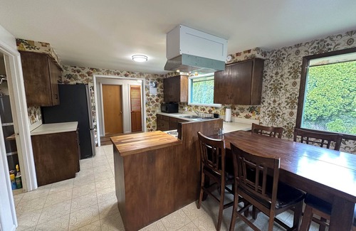 Lynden House | Spacious 5-bedroom house in charming Lynden with theater room and Wi-Fi
