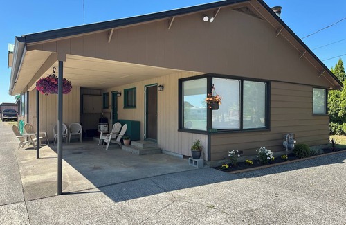 Lynden House | Spacious 5-bedroom house in charming Lynden with theater room and Wi-Fi