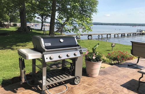 Ashville House | Spacious 5-bedroom Lakefront house with AC and WiFi in wonderful Ashville