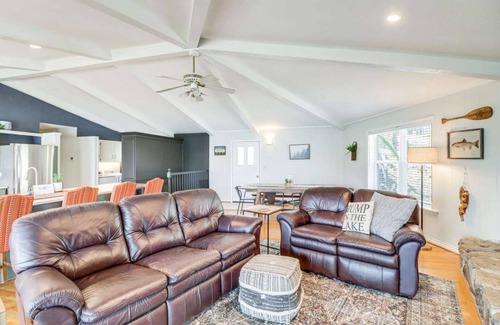 Edgemont House | Spacious 5-bedroom LAKEFRONT house in welcoming Edgemont with AC, WiFi
