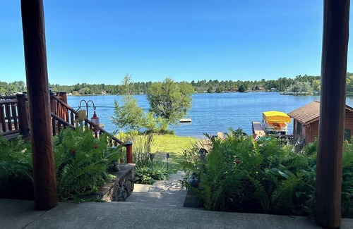 Loretto House | Spacious 5-bedroom lakefront house in charming Vulcan with WiFi, AC