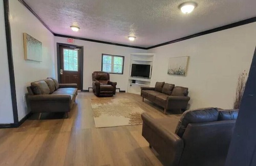 Gouldsboro Cottage | Spacious 5-Bedroom Pocono Getaway with Hot-Tub