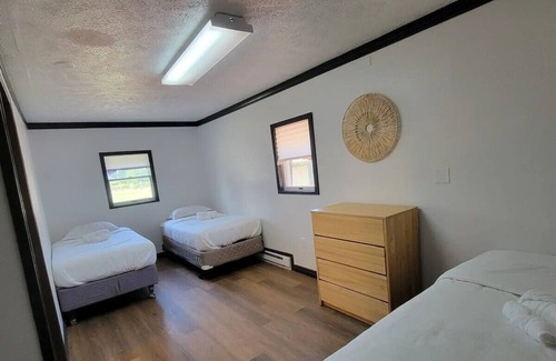 Gouldsboro Cottage | Spacious 5-Bedroom Pocono Getaway with Hot-Tub