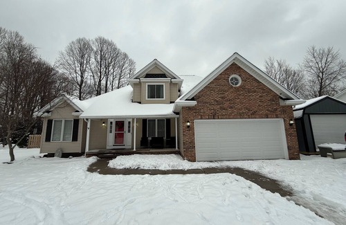 Mentor House | Spacious 5-bedroom pet friendly house in Mentor with hot tub & fitness room