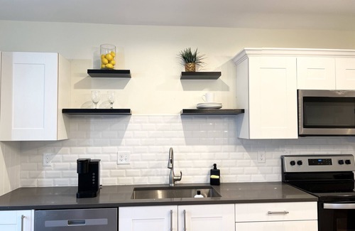 Bloomfield House | Spacious 5-bedroom townhome with WiFi and AC in charming Bloomfield