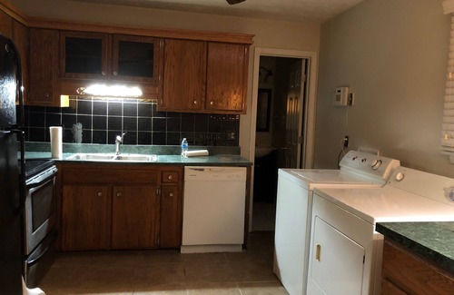 Fayetteville House | Spacious 5-bedroom house in awesome school district with WiFi