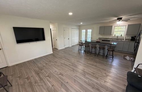 Front Royal House | Spacious 5-bedroom house with WiFi, AC in charming Front Royal
