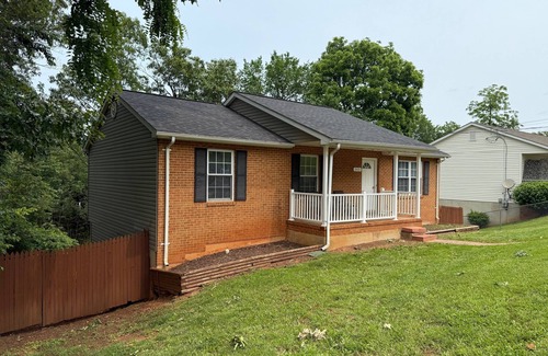 Front Royal House | Spacious 5-bedroom house with WiFi, AC in charming Front Royal