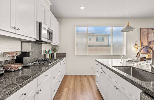 Ontario Villa | Spacious 5-bedroom villa in excellent Ontario with AC NEAR AIRPORT 9 BEDS