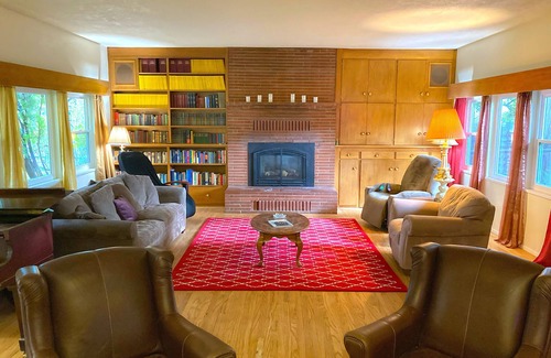 Cloverdale House | Spacious 5-bedroom wine country retreat in downtown Cloverdale