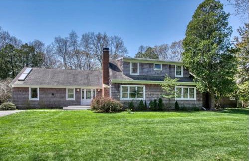 Springs House | Spacious 5-BR 4-Bath Pool in East Hamptons