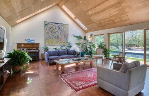 Springs House | Spacious 5-BR 4-Bath Pool in East Hamptons