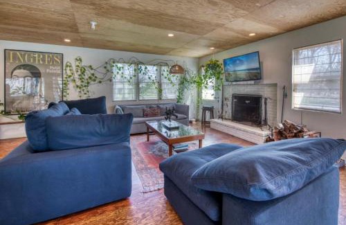 Springs House | Spacious 5-BR 4-Bath Pool in East Hamptons