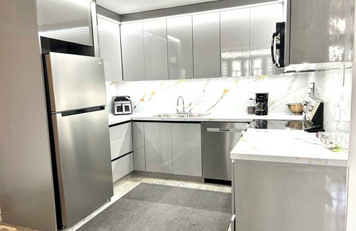 La Pared House | Spacious 5-BR house with private POOL, WiFi, AC in lovely Luquillo