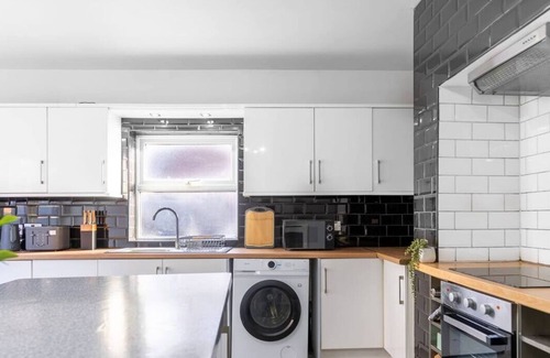 Withington House | Spacious 5-Bed Home with On-Street Parking