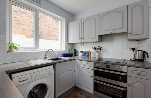 Southsea House | Spacious 5BR Southsea House. Great value for groups, families and work crews.