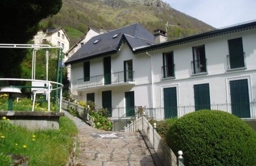 Cauterets Apartment | Spacious 5-Room Apartment for 9, Close to Ski Lift and Town Center, with Garden and Free Shuttle