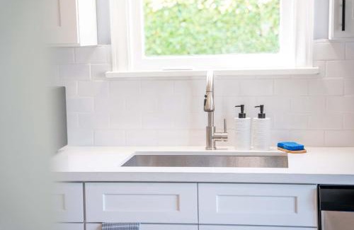 SeaTac House | Spacious 5B2B home 5 min to airport with AC, Game Room, WiFi, Parking