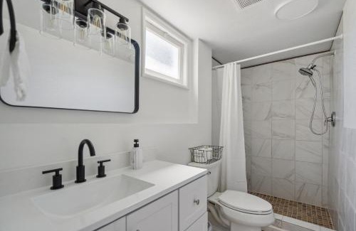 SeaTac House | Spacious 5B2B home 5 min to airport with AC, Game Room, WiFi, Parking
