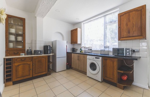 Cranford House | Spacious 5BD Home w/Garden & Parking, Hounslow