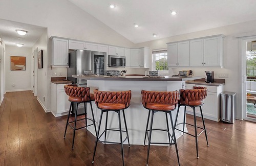 Lincoln House | Spacious 5BD - UNL 5mins - BBQ, Games & Backyard