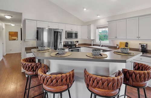 Lincoln House | Spacious 5BD - UNL 5mins - BBQ, Games & Backyard