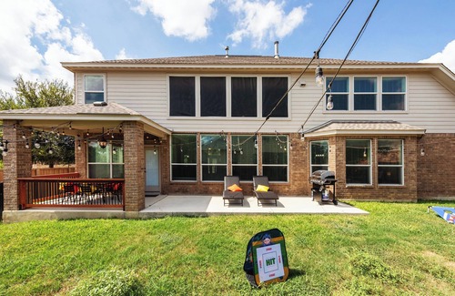 West San Antonio House | Spacious 5bed/3.5bath Private Yard/SeaWorld/BMT/Six Flags