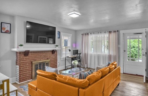 Decatur House | Spacious 5BedRooms House Near Millikin Univ – Perfect for Groups & Families!