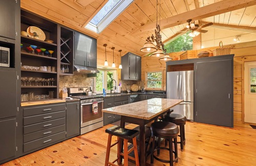 Newland House | Spacious 5BR/4BA/1 level home on 8 acres w/Stunning Views, Hot Tub & Fire Pit