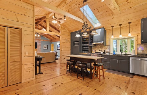 Newland House | Spacious 5BR/4BA/1 level home on 8 acres w/Stunning Views, Hot Tub & Fire Pit