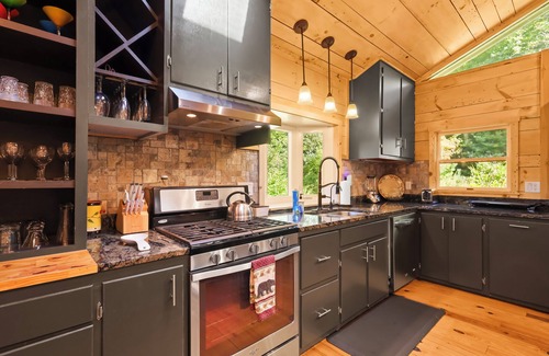 Newland House | Spacious 5BR/4BA/1 level home on 8 acres w/Stunning Views, Hot Tub & Fire Pit