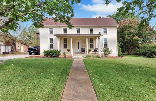 Sherman House | Spacious 5BR Corporate Home/Ideal for Work Crews & Long Stays/Centrally located