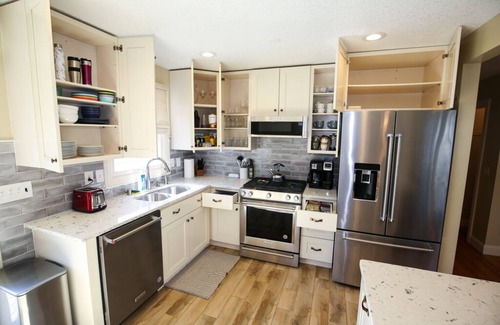 St. Anthony West House | Spacious 5BR in NE Arts District by Lux Life