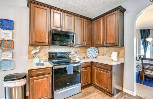 Hampton House | Spacious 5BR Oasis w/Pool + Deck